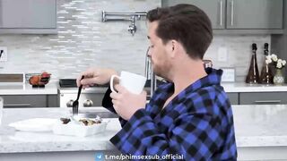 Ép bố dượng địt nhau lúc mẹ ngủ say