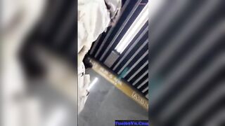 Quay trộm dưới váy gái xinh trên tàu điện