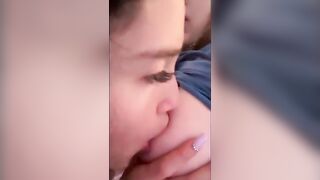 2 e teen thấy bố mẹ đá lưỡi nứng quá tự đá lưỡi bú lồn nhau