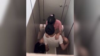Hai em học sinh cấp 3 vào wc trường địt nhau tranh thủ giờ ra chơi