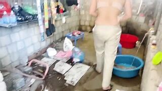 Nhờ Nhỏ Bạn Qua Dọn Nhà Giúp Phần 2  ( Ẻm Đi Tắm Bắt Ẻm Bú Cu Rồi Chịch Luôn)