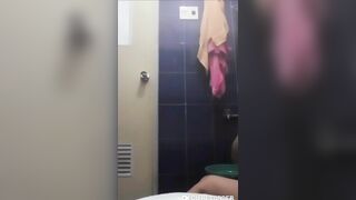Baby chubby nứng lồn vừa tắm vừa call video thủ dâm P1
