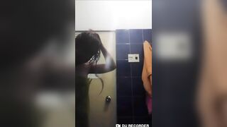 Baby chubby nứng lồn vừa tắm vừa call video thủ dâm P2