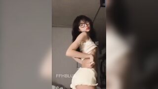 e gái nhảy khiêu dâm ở KTx bị bạn thân phát hiện địt sướng vl ra