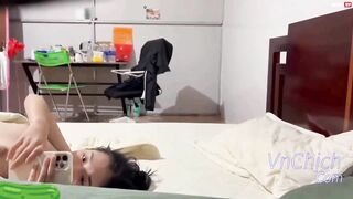 Em ghệ Miền Tây đang nằm xem điện thoại bảo lên chịch cái em cười tươi như hoa sướng