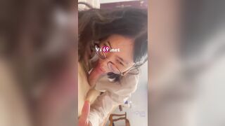 Em teen kính cận trong bộ đồ công sở, em bú cặc là hết bài sướng vl