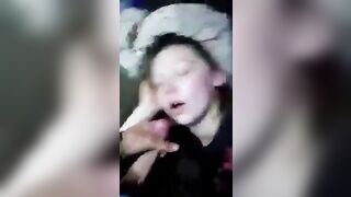 Súc vật bạn thân xem sex r bắn tinh vào mồm con bạn đang ngủ