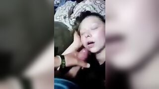 Súc vật bạn thân xem sex r bắn tinh vào mồm con bạn đang ngủ