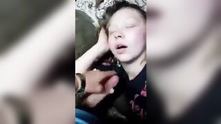 Súc vật bạn thân xem sex r bắn tinh vào mồm con bạn đang ngủ