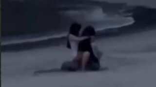 Cặp Đôi Địt Nhau Trên Bờ Biển Vắng Người Bị Ngư Dân Quay Lại 2