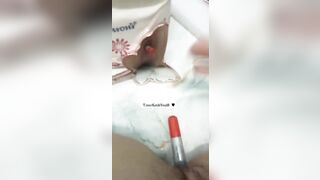 Em ngiu lấy bút lông thủ dâm