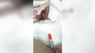 Em ngiu lấy bút lông thủ dâm