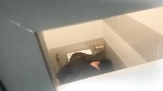 Cặp đôi bắn súng nước trong WC