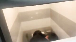 Cặp đôi bắn súng nước trong WC