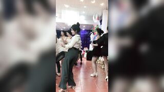Gái Trên Bản Nhảy Đám Cưới Cực Sung :)))