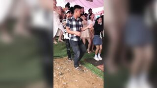 Gái Trên Bản Nhảy Đám Cưới Cực Sung :)))