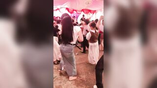 Gái Trên Bản Nhảy Đám Cưới Cực Sung :)))