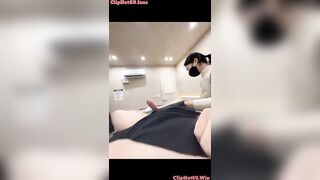 Thanh niên đi wax lông cu được bà cj sờ chim xuất tinh luôn