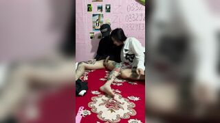 Thw thg e trai tự xử nên chị gái vào thủ dâm giúp búcu lm e sướng vl ra
