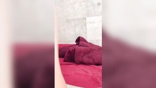 Em gái show hàng cực múp