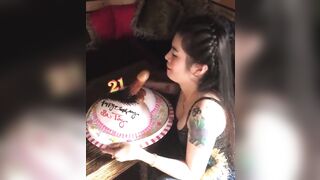 Em nhân viên sinh nhật được mút bánh kém hình cặc