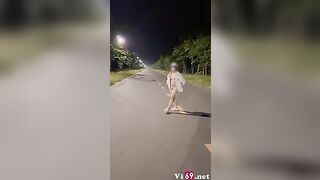 Em nghiện phô dâm cởi đồ khỏa thân chở anh đi dạo buổi tối