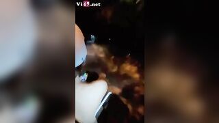 Em nghiện phô dâm cởi đồ khỏa thân chở anh đi dạo buổi tối
