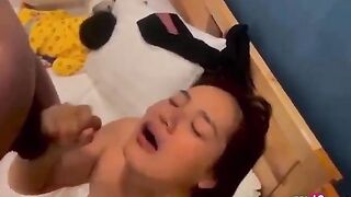 Hai tay hai súng em đang mút dạo đầu thì một thanh niên xuất tinh bỏ cuộc chơi