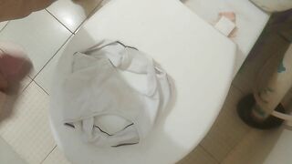 Tiếp tục thủ dâm bằng quần lót của e học sinh lớp 10 ở phòng trọ bên cạnh