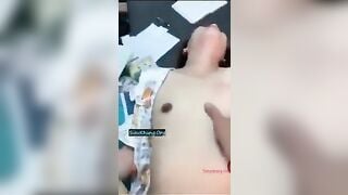 E gái vừa ngủ dậy ăn mặc hở vú bị a trai ép sục cu ngáp ngủ