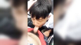 Thầy giáo thể dục và em nam học sinh