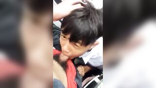 Thầy giáo thể dục và em nam học sinh