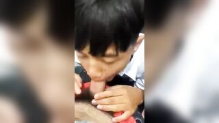 Thầy giáo thể dục và em nam học sinh