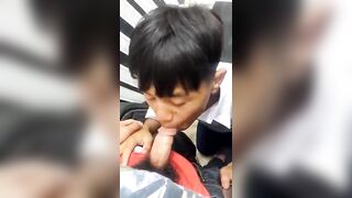 Thầy giáo thể dục và em nam học sinh