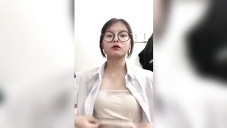 Em học sinh cấp 3 tắm cho bạn trai xem