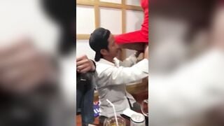 Thách nhau bú lồn em gái quán bia
