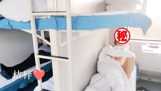 Em gái khỏa thân thủ dâm ngay trên tàu điện ngầm