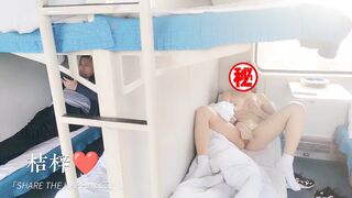 Em gái khỏa thân thủ dâm ngay trên tàu điện ngầm