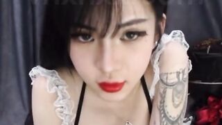 Gái xinh vú to show hàng trên live kiếm tiền