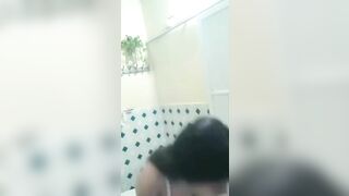 Quay lén con gái riêng của vợ tắm