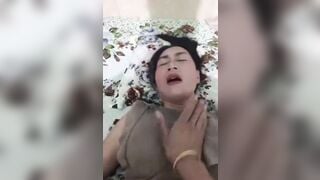 Địt chị máy bay dâm đãng móc lỗ đít nhét cả bàn tay vào lồn