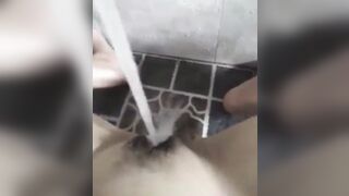 Gái dâm lấy vòi nước xịt mạnh vào cái lồn dâm thèm địt