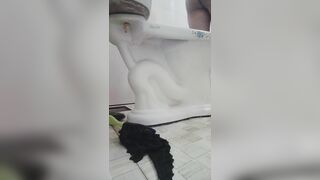Anh trai bị em gái quay lén ik wc bị phát hiện