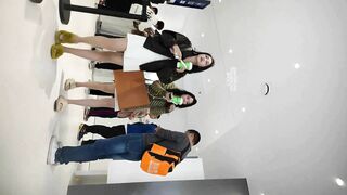 Quay Lén Dưới Váy Ở Trung Tâm Triển Lãm Xe Toàn Hot Girl (phần 2)