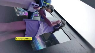 Quay Lén Dưới Váy Ở Trung Tâm Triển Lãm Xe Toàn Hot Girl (phần 7)