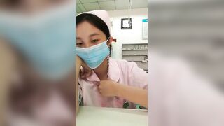 Y tá đang trong ca thì lên cơn nứng liền vào nhà vệ sinh thủ dâm