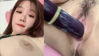 Clip Sex Cao Phi Yến Nhét Nguyên Quả Cà Tím Vào Lồn 2