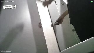 Quay lén toilet văn phòng 13
