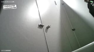 Quay lén toilet văn phòng 13