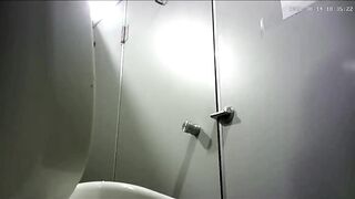 Quay lén WC văn phòng 14